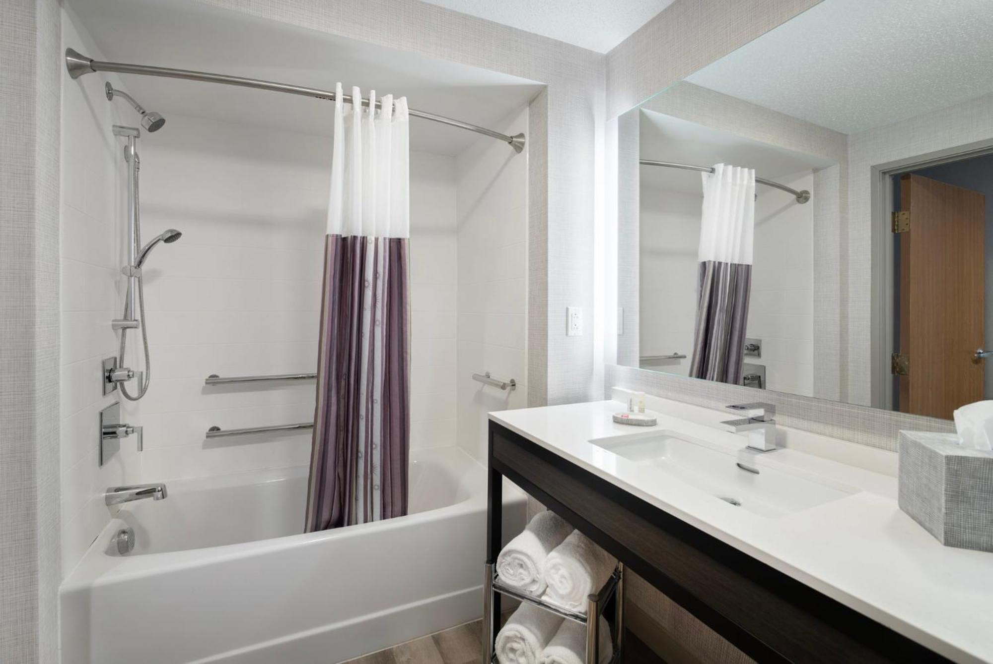 Holiday Inn Express South Burlington - Downtown By Ihg Esterno foto